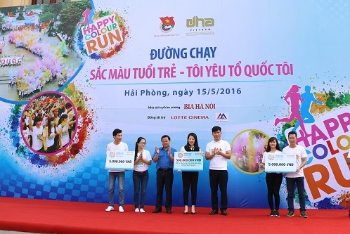  Đồng chí Nguyễn Anh Tuấn - Bí thư BCH Trung ương Đoàn TNCS Hồ Chí Minh tặng quà cho đảo Bạch Long Vĩ và các cặp đôi thanh niên xung phong trên đảo